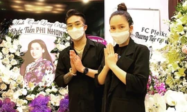 Gia đình lập bàn thờ tại nhà riêng, nhiều khán giả, đồng nghiệp gửi hoa tới tiễn biệt ca sĩ Phi Nhung.