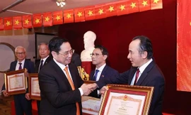 Thủ tướng Phạm Minh Chính tặng Bằng khen cho các kiều bào có thành tích trong công tác phòng, chống dịch. (Ảnh: Dương Giang/TTXVN)