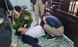 Ông Võ Văn Cường - Giám đốc Công ty TNHH MTV Land Hà Hải (áo trắng) nằm vật xuống sàn sau khi uống thuốc diệt côn trùng để tự tử tại tòa