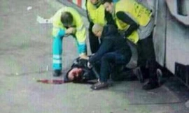 Máu chảy rất nhiều từ đầu CĐV xui xẻo