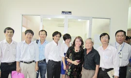 Các đại biểu đang chụp hình với nhà văn lão thành Nguyễn Quang Sáng (áo đen) tại Hội nghị