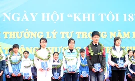 Trao giải thưởng Lý Tự Trong cho 100 học sinh xuất sắc