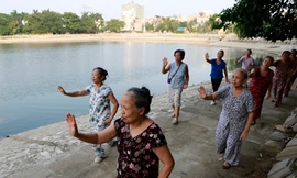 Người dân phải xuống sát lòng hồ Đống Đa để tập thể dục Ảnh: Hồng Vĩnh