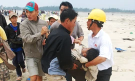 Nỗ lực cứu hộ nạn nhân còn mất tích ở Cửa Đại