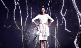 Hoàng Thùy đẹp ma mị trong rừng nguyên sinh