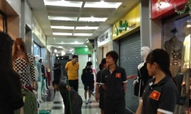 Tuyển nữ Việt Nam đi mua sắm