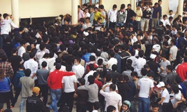 Trong số hàng ngàn lao động đăng ký dự thi tiếng Hàn không ít người nhờ cò lo lót chạy đi Hàn Quốc. Ảnh: A. Khánh