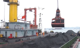 Chuyển than lên tàu xuất khẩu tại Cty kho vận Cẩm Phả Ảnh: Phong Cầm