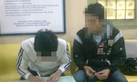 Hai sinh viên đang làm thủ tục cho máu. Ảnh: Bee.net