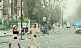 Đôi nam nữ khỏa thân du ngoạn khắp thế giới