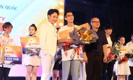 Vừa đàn vừa hát, nam sinh Quảng Bình giành Quán quân “Học bổng Tài năng” ĐH FPT