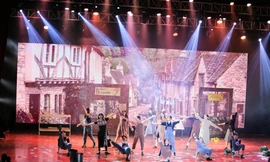 Lạc vào giữa hai thế giới thực - ảo với vở nhạc kịch English Performance