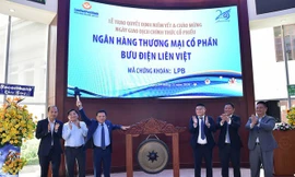 Ông Phạm Doãn Sơn thực hiện nghi thức đánh cồng trong phiên giao dịch đầu tiên của cổ phiếu LienVietPostBank trên sàn HoSe.