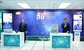 Bộ trưởng Bộ TT - TT Nguyễn Mạnh Hùng và Bộ trưởng Bộ KH - CN Chu Ngọc Anh thực hiện cuộc gọi video đầu tiên sử dụng đường truyền dẫn dữ liệu kết nối 5G do Viettel nghiên cứu và sản xuất, tháng 1/2020. Ảnh: TTXVN phát