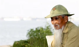 'Người điên' trên đường thiên lý