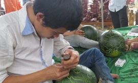 Độc đáo nghệ thuật khắc hình trên dưa hấu