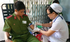 Học viên Đại học Cảnh sát Nhân dân hiến máu tại Chủ Nhật Đỏ. Ảnh: Trọng Thịnh.