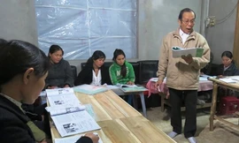 Đều đặn các tối thứ ba, năm, bảy, các chị lại đến lớp để học chữ - Ảnh: Tuyết Khoa (Thanh Niên)