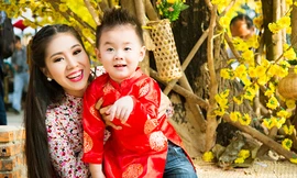 Lê Phương cùng con trai xuống phố ngày Tết