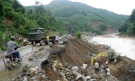 Mưa gây lở núi, quốc lộ 7A sạt lở nghiêm trọng