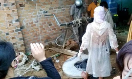 Ngành chức năng cùng người dân trục vớt thi thể bà Cử từ giếng lên