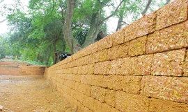 Tường thành được làm mới khiến du khách có thể hiểu sai về quy mô, kiến trúc Thành cổ Sơn Tây Ảnh: Nhị Hà