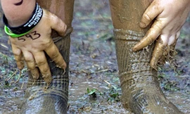 Phòng chống sốt rét bằng… tất bốc mùi