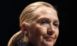Ngoại trưởng Mỹ Hillary Clinton tạm ngưng công cán vì mắc bệnh