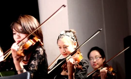 Cận cảnh 9x "cạn mình" trong đêm nhạc giao hưởng