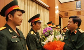 Đại tướng Phùng Quang Thanh chúc mừng các tác giả đạt giải nhất Giải thưởng Tuổi trẻ sáng tạo Ảnh: Nguyễn Minh