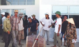 Bị truy sát, dân kéo đến đập phá trụ sở dự án