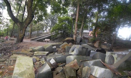 Phế thải nằm ngổn ngang cạnh đền Thượng