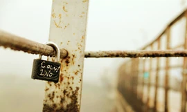 Khóa tình trên cầu Long Biên Ảnh: Hữu Cẩm