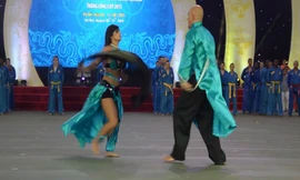 Võ sĩ ngoại mặc áo dài múa côn nhị khúc 'gây mê' mỹ nhân