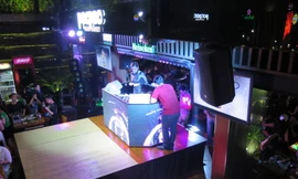 Dàn âm thanh nhạc sàn, DJ cực mạnh của nhà hàng hoạt động đến tận đêm khuya. Ảnh Việt Văn.