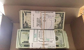 Mike Vegas nhận được hai xấp tiền mặt trị giá khoảng 1.300 USD thay vì món cánh gà rán anh đã đặt. Ảnh: Facebook.