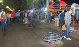 Đội quân cái bang nằm la liệt trên đường.