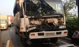 Xe tải bể nát đầu.