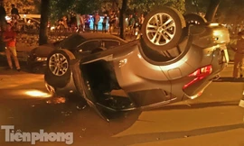 [VIDEO] Hiện trường vụ xế hộp đâm vào đuôi xe ô tô lật ngửa trong đêm