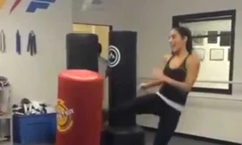  Ngỡ ngàng trước cước pháp tuyệt đỉnh của kiều nữ Taekwondo