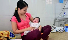 Bé trai đang được chăm sóc tại Trạm y tế.