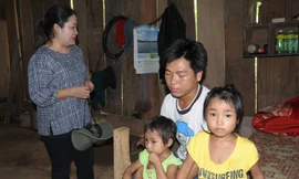 Lãnh đạo huyện Kỳ Sơn thăm hỏi, động viên gia đình chị Cụt Thị Đanh.