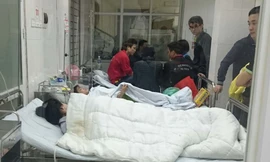 Nhiều người bị ngất xỉu được đưa đến bệnh viện 198 cấp cứu. Ảnh: Thanh Hà.