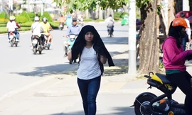 Người dân Thủ đô 'chống đỡ' cái nắng 34 độ giữa mùa đông