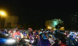 Giao thông Thủ đô tắc nghẽn sau màn pháo hoa