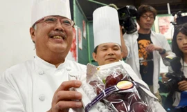 Đầu bếp người Nhật Bản Masayuki Hirai và "chiến lợi phẩm" là chùm nho với giá khủng gần 200 triệu đồng.