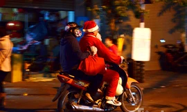 Ông già Noel đầu trần 'cưỡi' xe máy vi vu đi phát quà