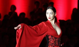 'Lý Mạc Sầu' diện váy đỏ thiêu đốt sàn catwalk