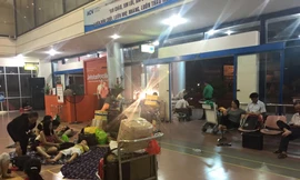 Hành khách chuyến bay VN 1397 bức xúc vì vật vạ qua đêm tại sân bay Phù Cát.