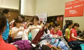 Hà Nội: Chen nhau nghẹt thở mua đồ giảm giá